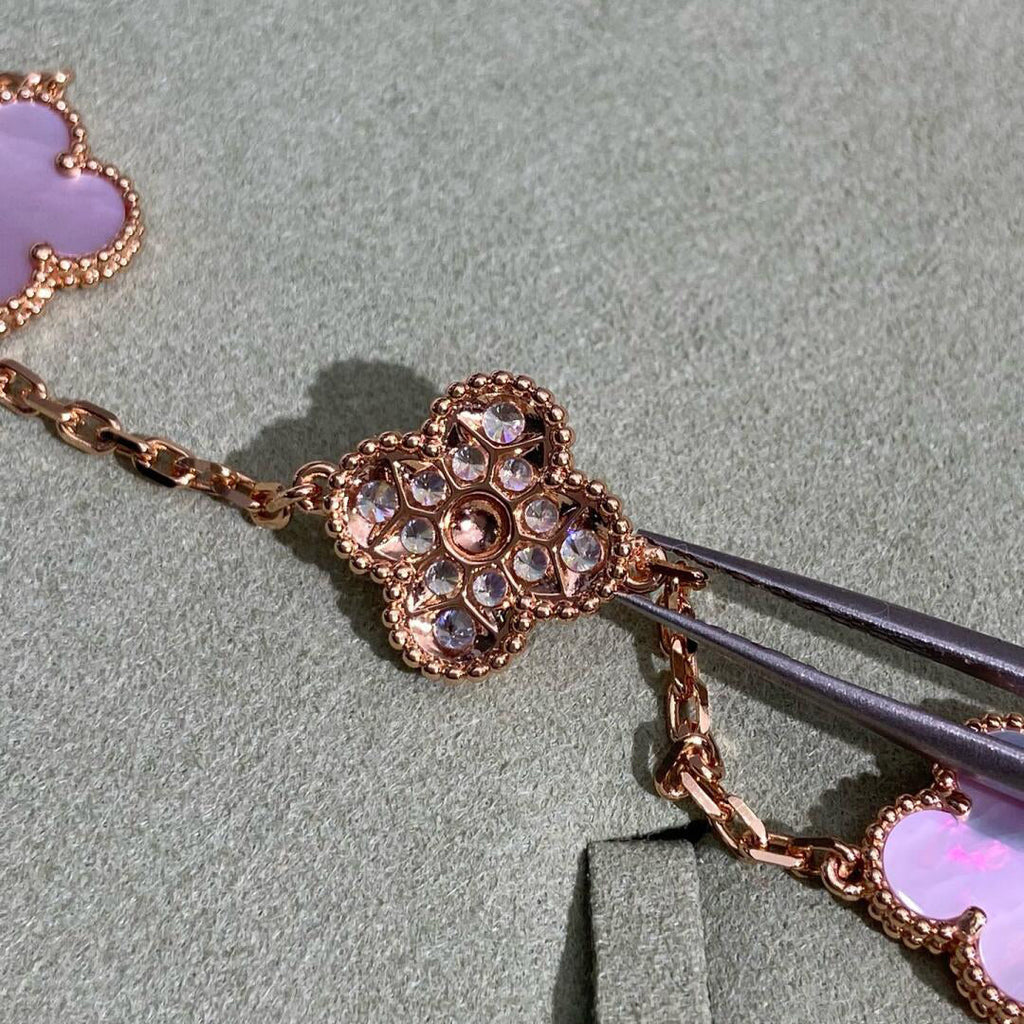 [Elowen jewels ]CLOVER 10-MOTIV-DIAMANT-HALSKETTE MIT ROSA PERLMUTT