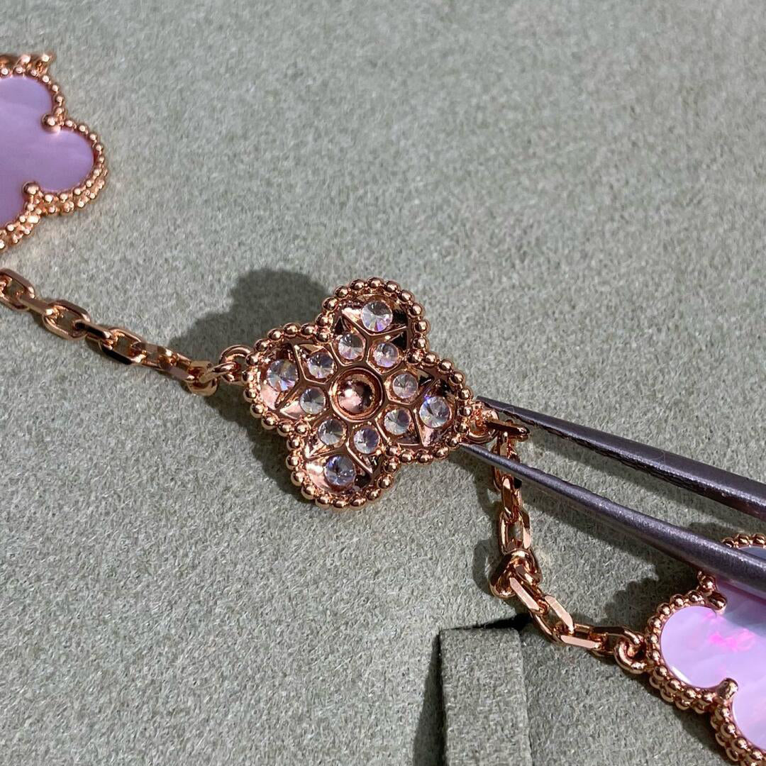 [Elowen jewels ]CLOVER 10-MOTIV-DIAMANT-HALSKETTE MIT ROSA PERLMUTT