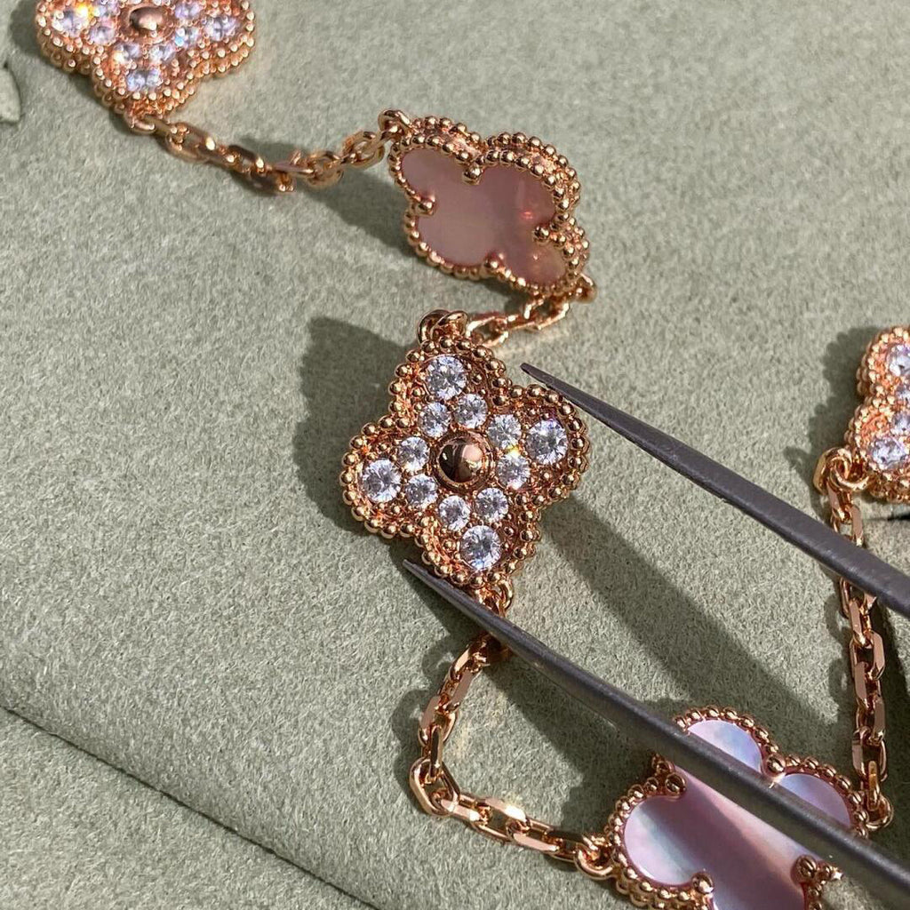 [Elowen jewels ]CLOVER 10-MOTIV-DIAMANT-HALSKETTE MIT ROSA PERLMUTT