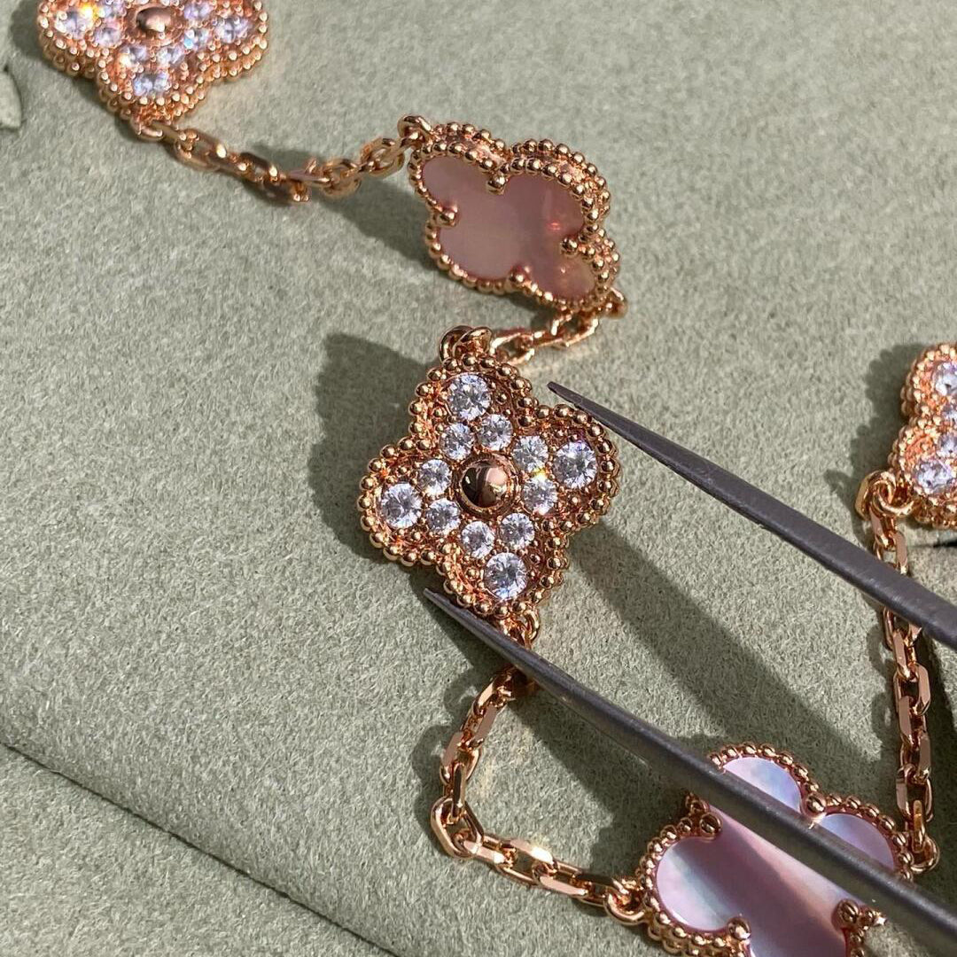 [Elowen jewels ]CLOVER 10-MOTIV-DIAMANT-HALSKETTE MIT ROSA PERLMUTT