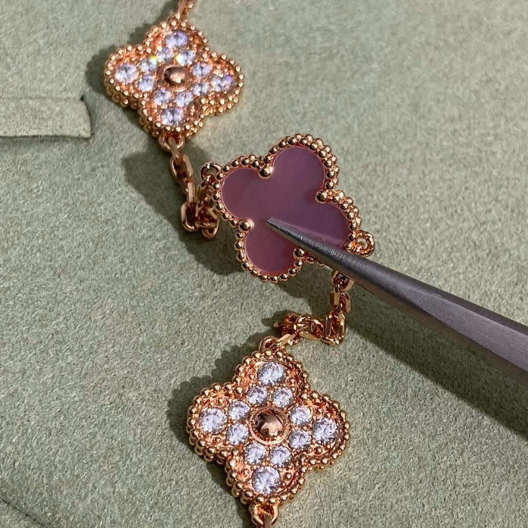 [Elowen jewels ]CLOVER 10-MOTIV-DIAMANT-HALSKETTE MIT ROSA PERLMUTT