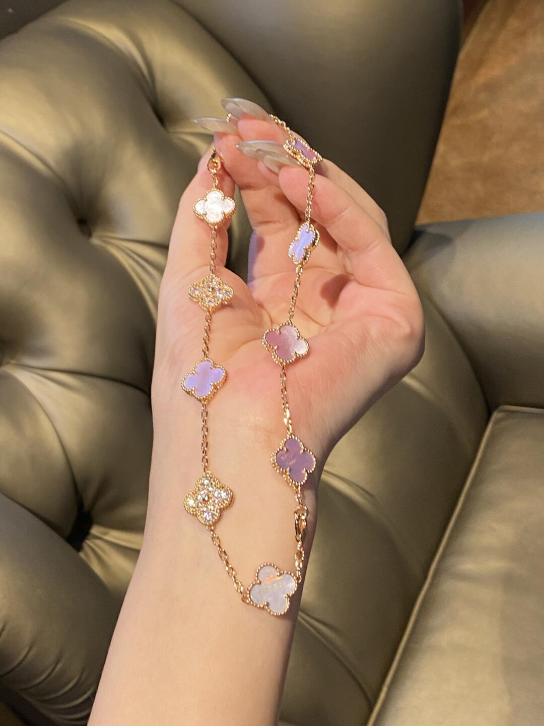 [Elowen jewels ]CLOVER 10-MOTIV-DIAMANT-HALSKETTE MIT ROSA PERLMUTT