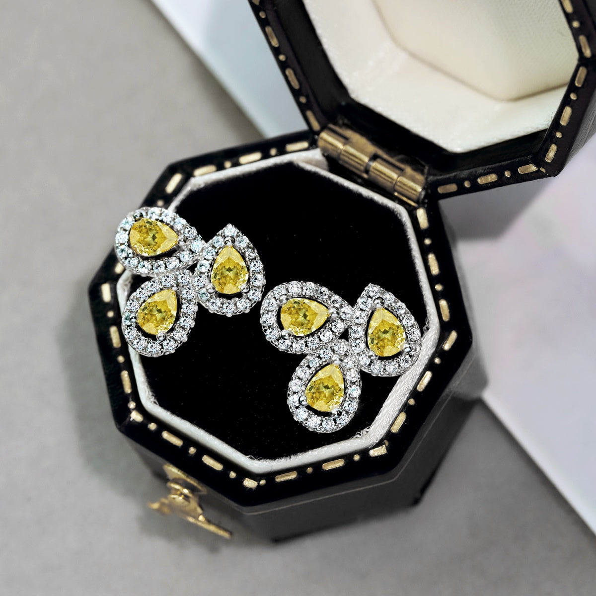 [Elowen Jewels ]Ornate Flower Shape Pear Cut Lover Earrings