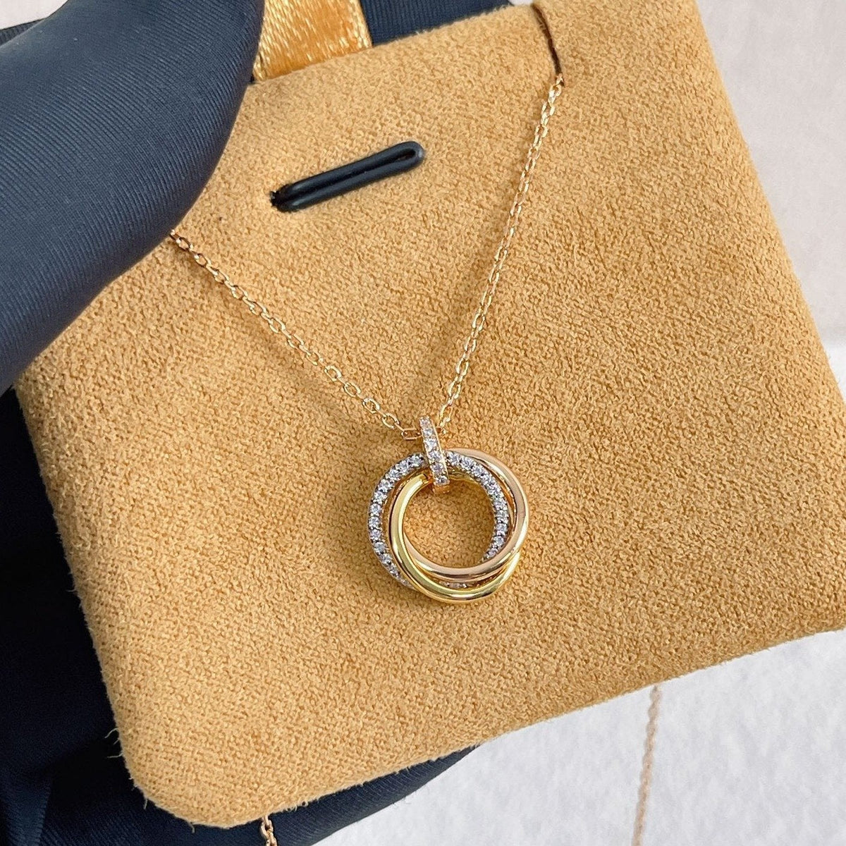 {
  "Elowen jewels": "Elowen jewels",
  "TRINITY NECKLACE SILVER GOLD PINK GOLD DIAMONDS": "トリニティ ネックレス シルバー・ゴールド・ピンクゴールド ダイヤモンド"
}