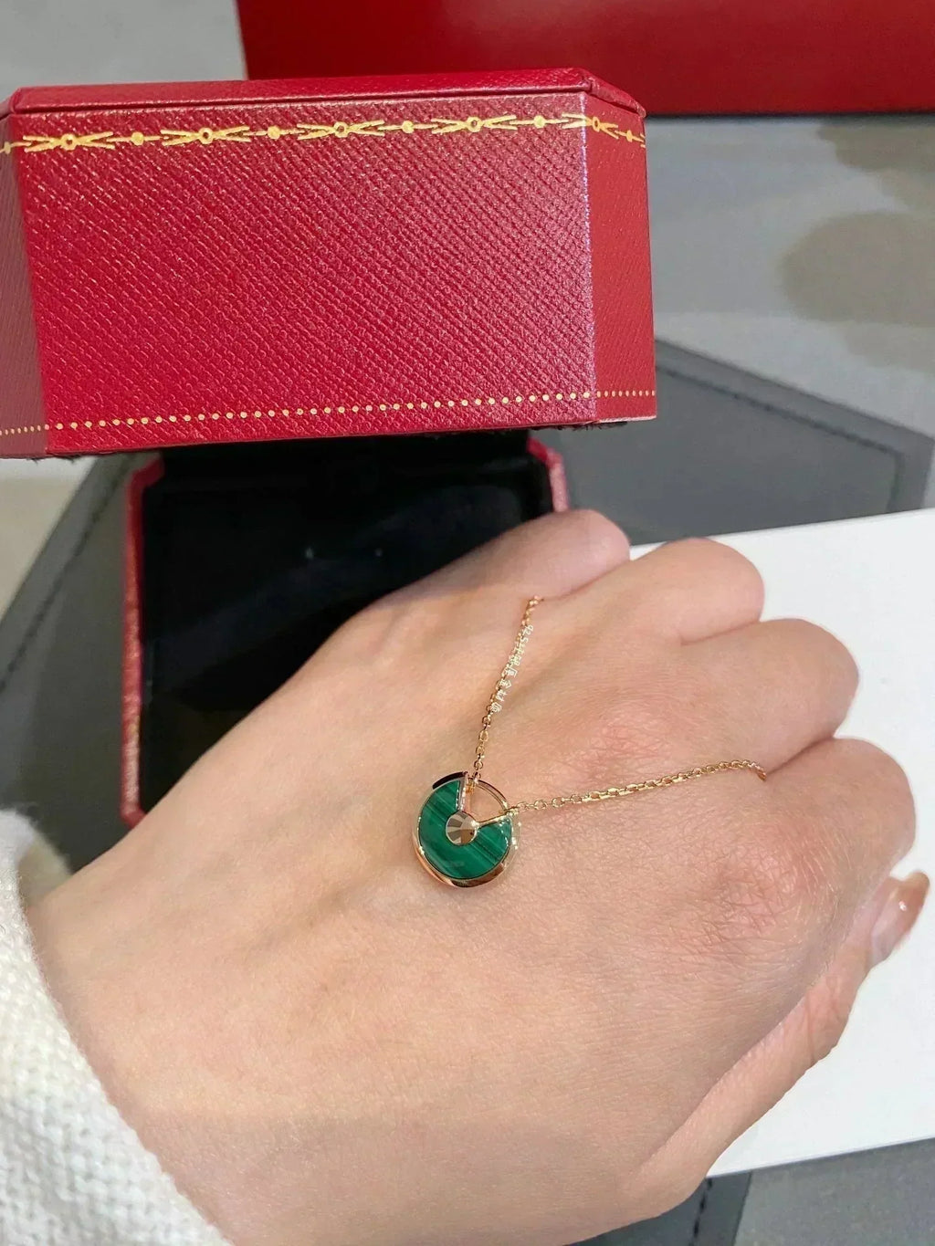 [Elowen jewels ]AMULETTE HALSKETTE AUS ROSÉGOLD MIT MALACHIT