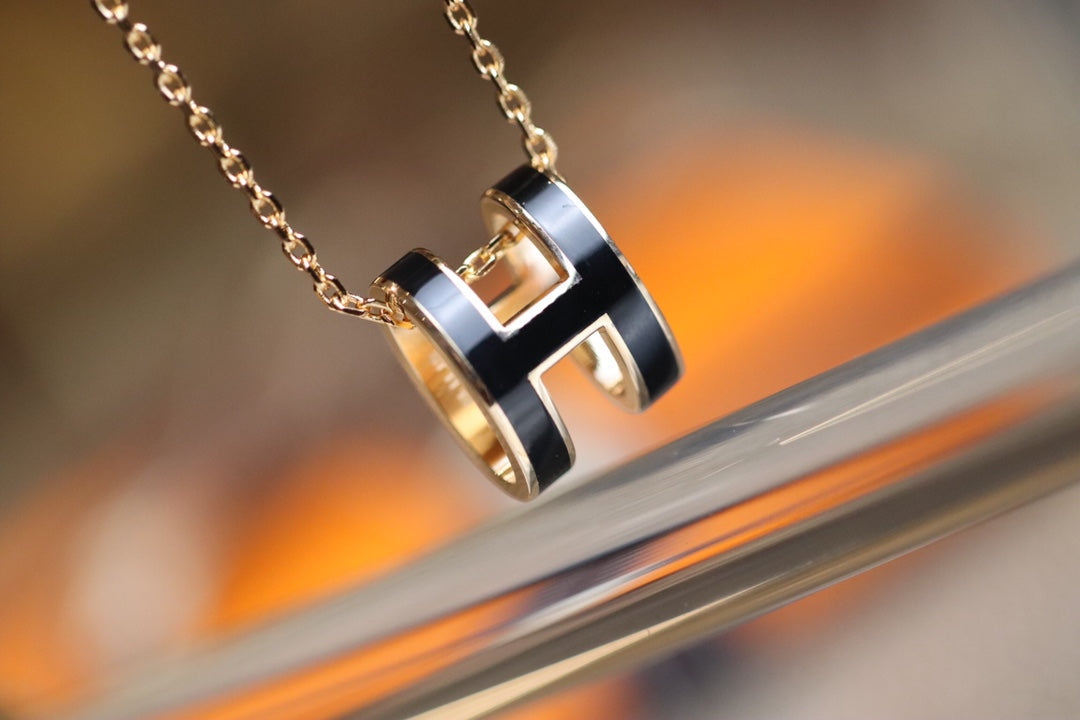 {
  "Elowen jewels": "エローウェン・ジュエルズ",
  "POP H PEDANT PINK GOLD": "ポップH ペンダント ピンクゴールド"
}