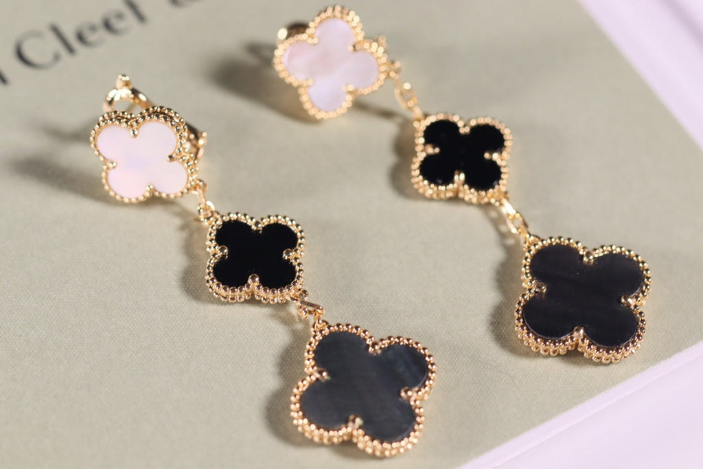 [Elowen jewels ]CLOVER EARRINGS GOLD ONYX MOP 3 MOTIF