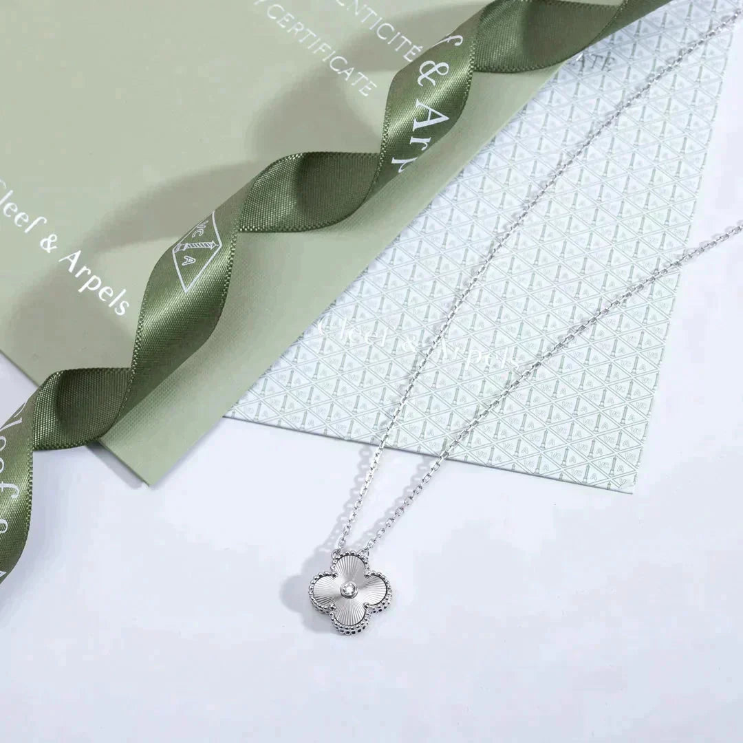 [Elowen jewels ]CLOVER 15MM DIAMANT-LASER-HALSKETTE SILBER