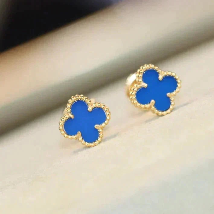 [Elowen jewels ]CLOVER MINI 9,5 MM OHRRINGE MIT BLAUEM ACHAT