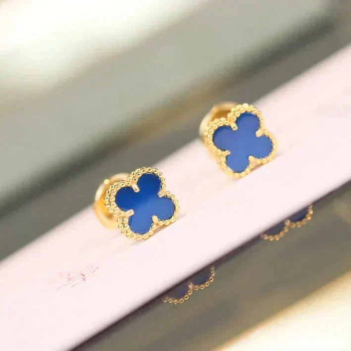 [Elowen jewels ]CLOVER MINI 9,5 MM OHRRINGE MIT BLAUEM ACHAT