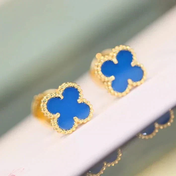 [Elowen jewels ]CLOVER MINI 9,5 MM OHRRINGE MIT BLAUEM ACHAT