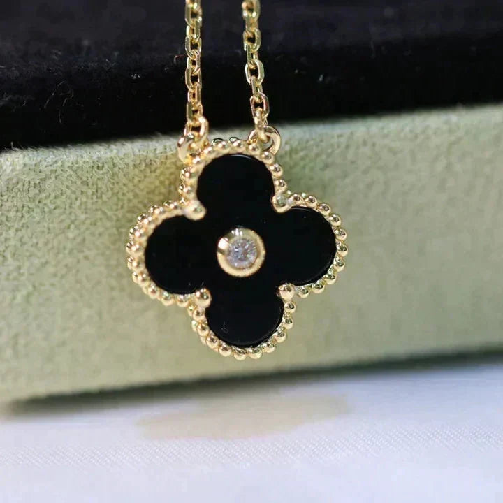 {
"Elowen jewels ": "エローウェン・ジュエルズ",
"CLOVER 15MM DIAMOND ONYX NECKLACE": "クローバー 15mm ダイヤモンド オニキス ネックレス"
}