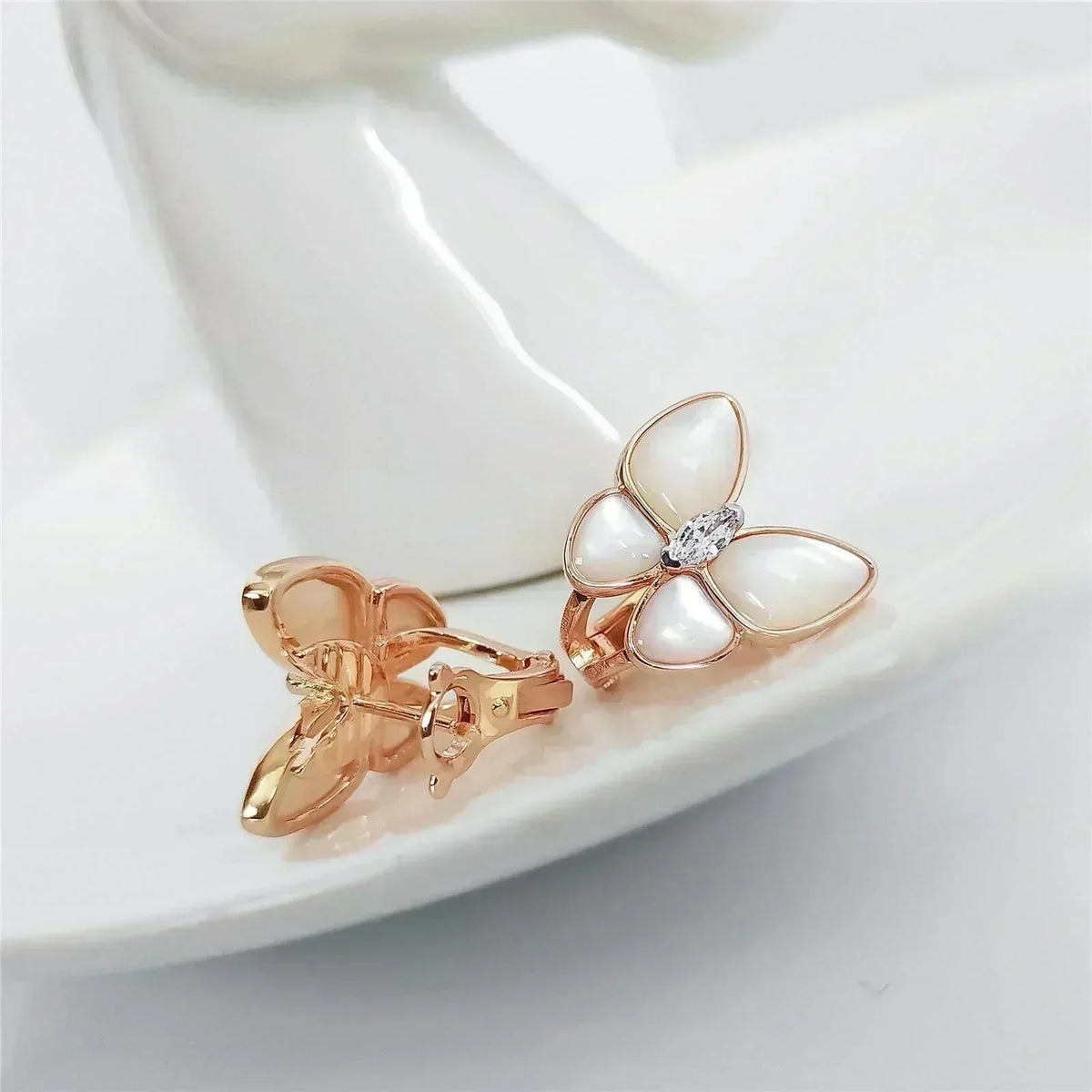 [Elowen jewels ]SCHMETTERLINGS-OHRRINGE AUS PERLMUTT UND DIAMANTEN
