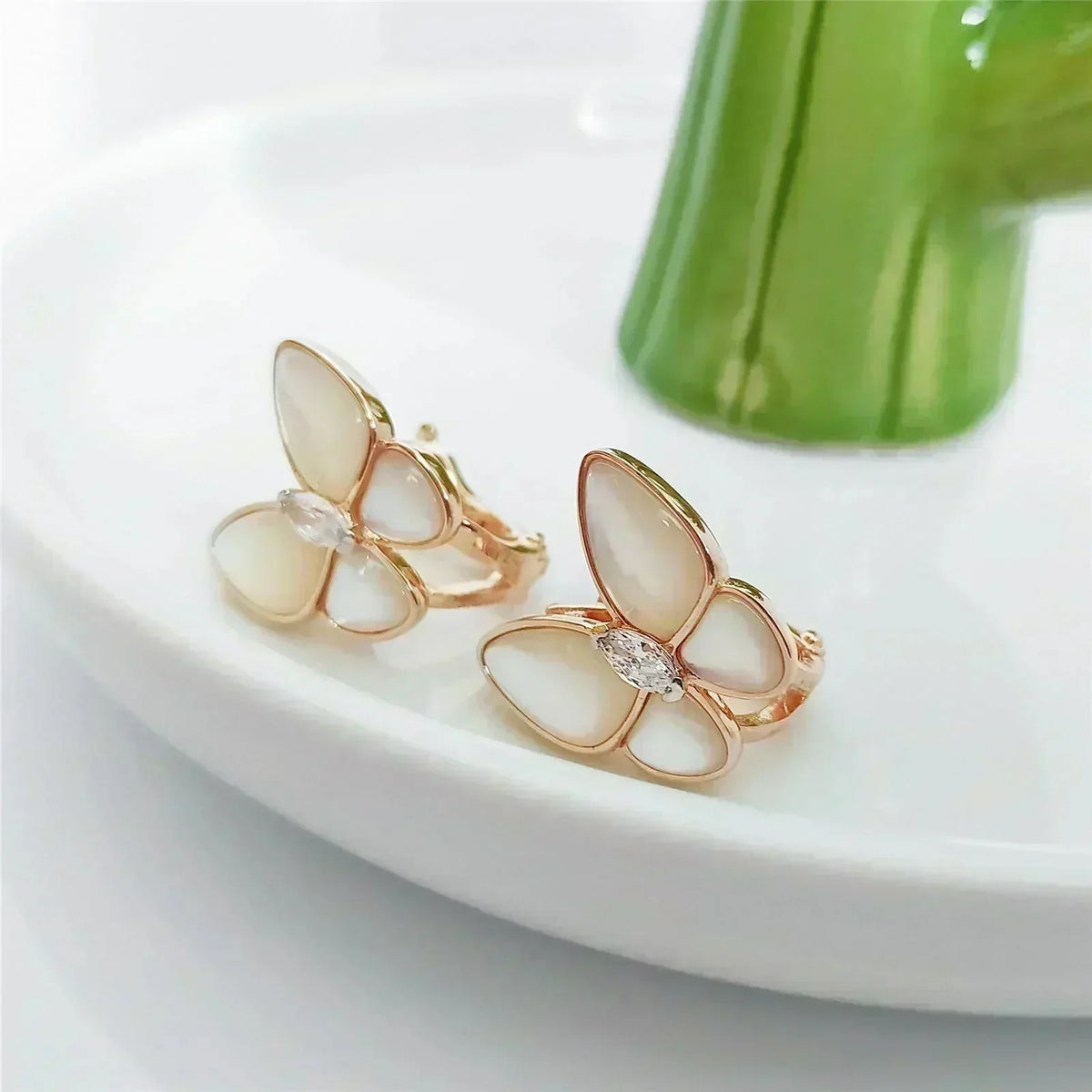[Elowen jewels ]SCHMETTERLINGS-OHRRINGE AUS PERLMUTT UND DIAMANTEN