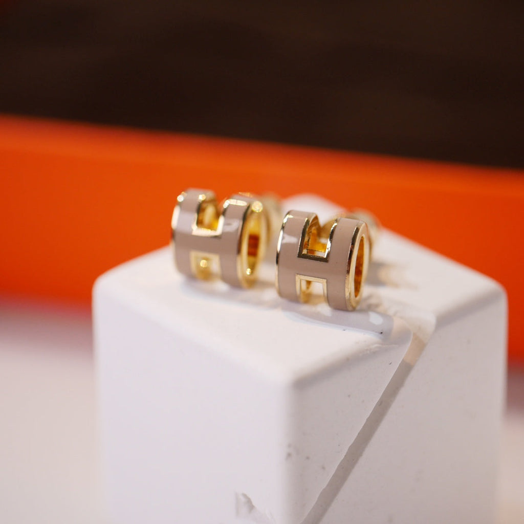 [Elowen jewels ]MINI POP H GOLD EARRINGS GREY