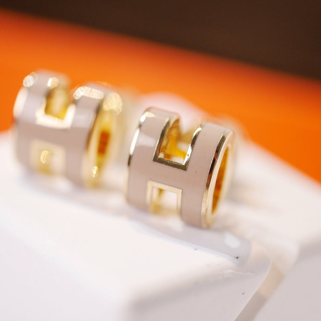 [Elowen jewels ]MINI POP H GOLD EARRINGS GREY