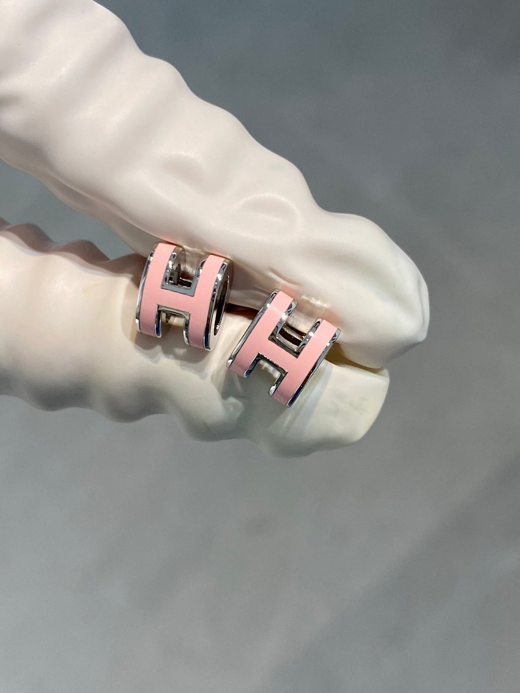 {"Elowen jewels": "エロウェン・ジュエルズ", "MINI POP H SILVER EARRINGS PINK": "ミニ ポップH シルバーピアス ピンク"}