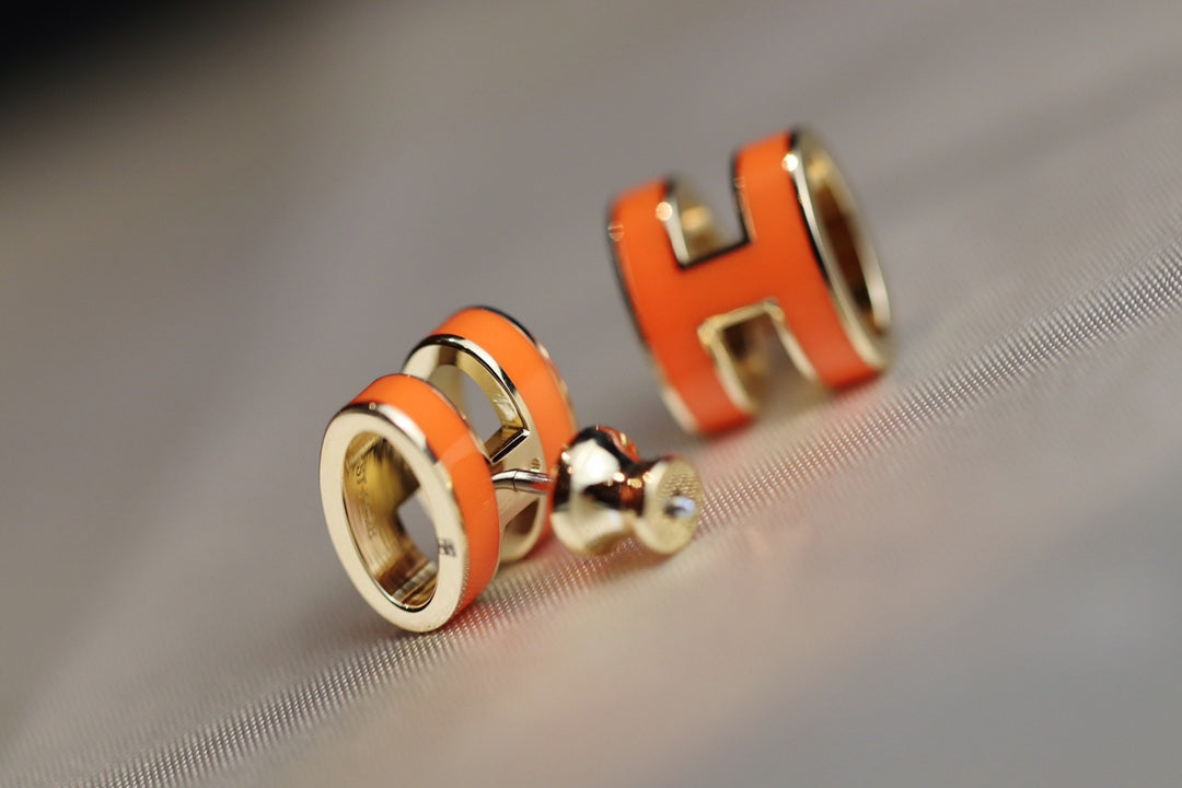 {
"Elowen jewels ": "Elowen jewels ",
"MINI POP H EARRINGS ORANGE": "ミニ ポップH ピアス オレンジ"
}