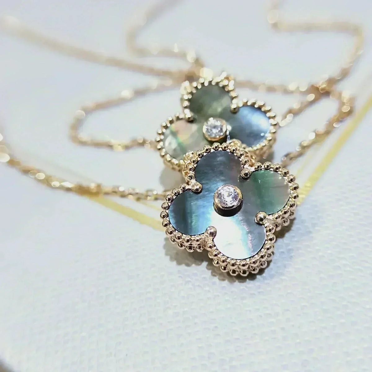 [Elowen jewels ]CLOVER 15MM DIAMOND- UND GRAU-PERLMUTT-HALSKETTE