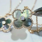 [Elowen jewels ]CLOVER 15MM DIAMOND- UND GRAU-PERLMUTT-HALSKETTE
