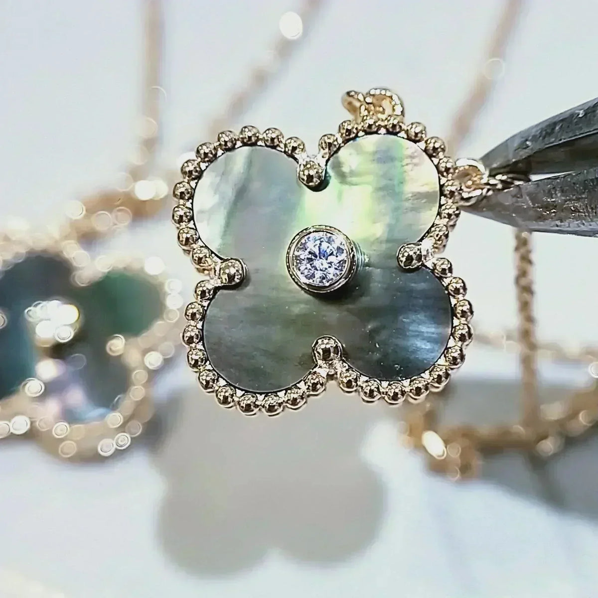 [Elowen jewels ]CLOVER 15MM DIAMOND- UND GRAU-PERLMUTT-HALSKETTE