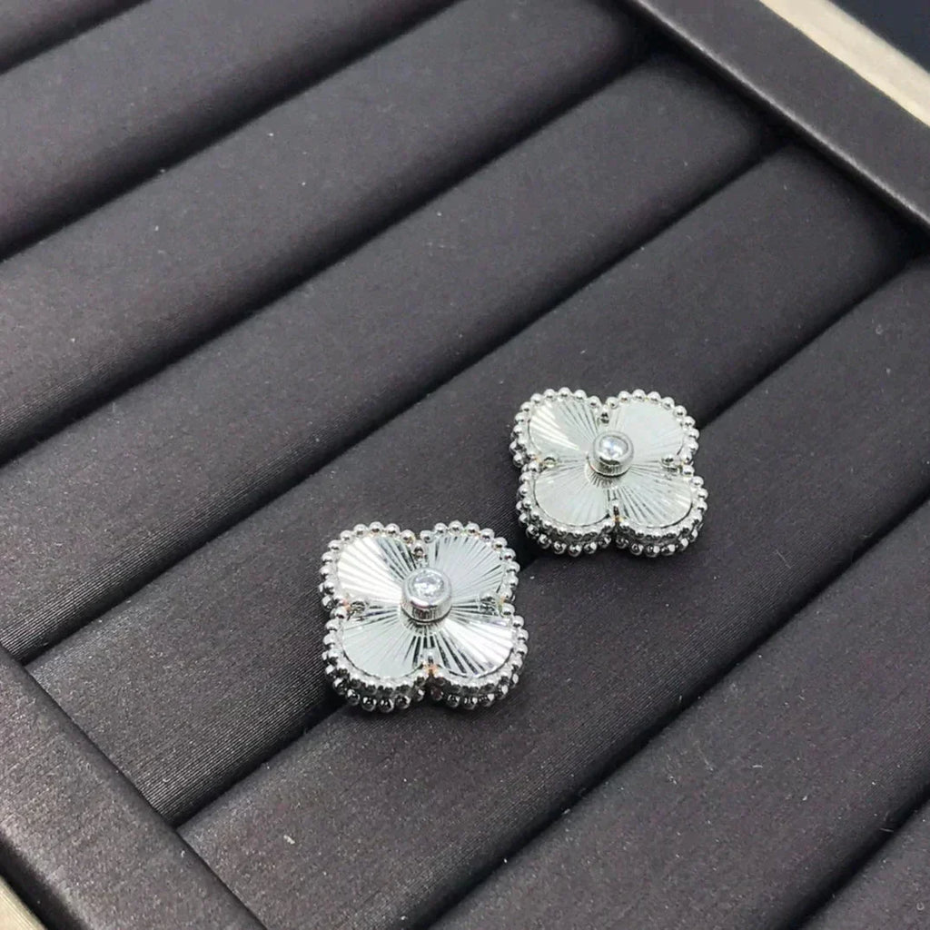 [Elowen jewels ]CLOVER MINI 9.5MM LASER EARRINGS