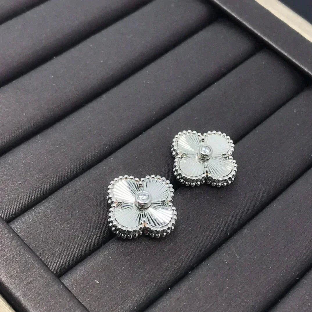 [Elowen jewels ]CLOVER MINI 9.5MM LASER EARRINGS