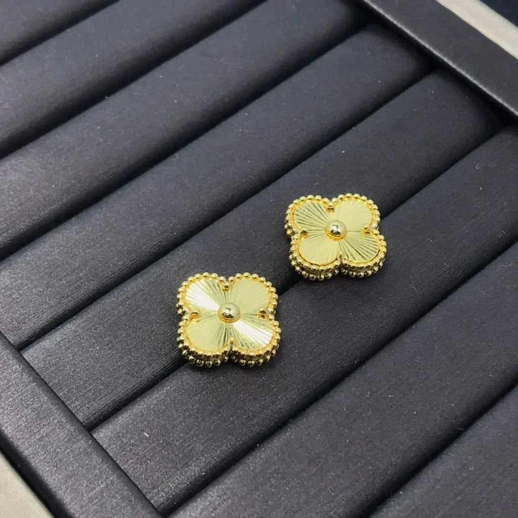 [Elowen jewels ]CLOVER MINI 9.5MM LASER EARRINGS