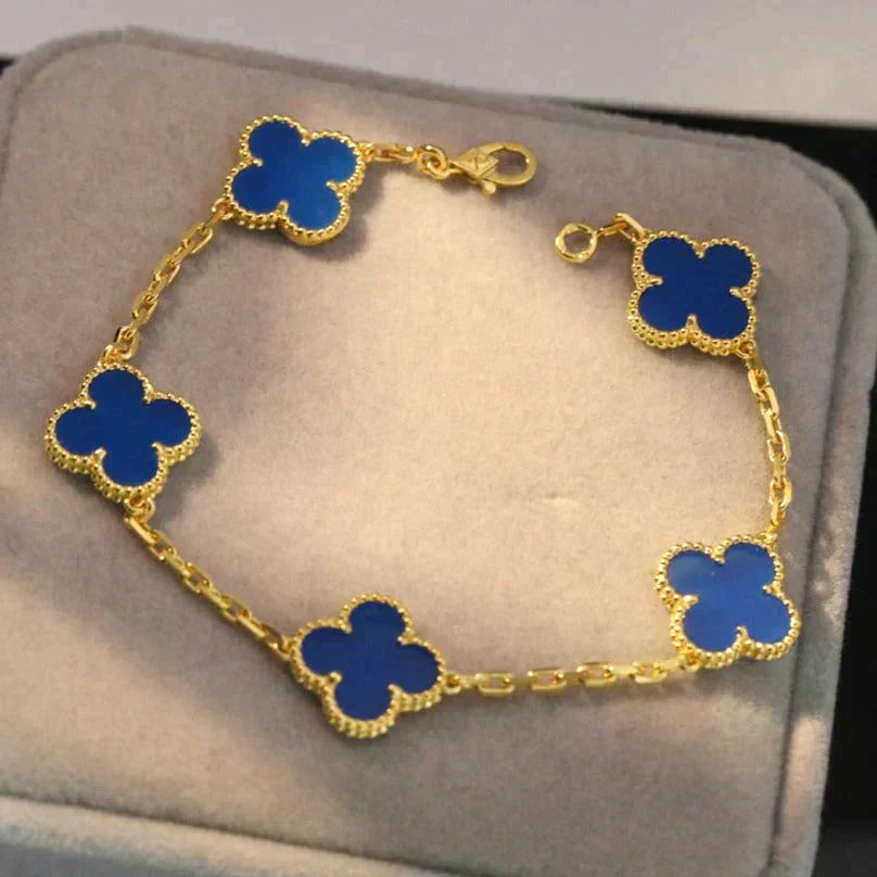 [Elowen jewels ] KOLLEKTION CLOVER 5 MOTIV ARMBAND MIT BLAUEM ACHAT