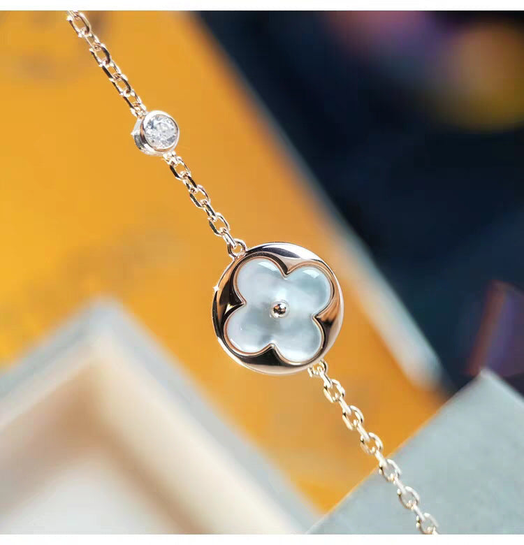 {
  "Elowen jewels": "エロウェン・ジュエルズ",
  "SUN MOP GOLD 1 DIAMOND NECKLACE": "サン MOP ゴールド 1ダイヤモンド ネックレス"
}