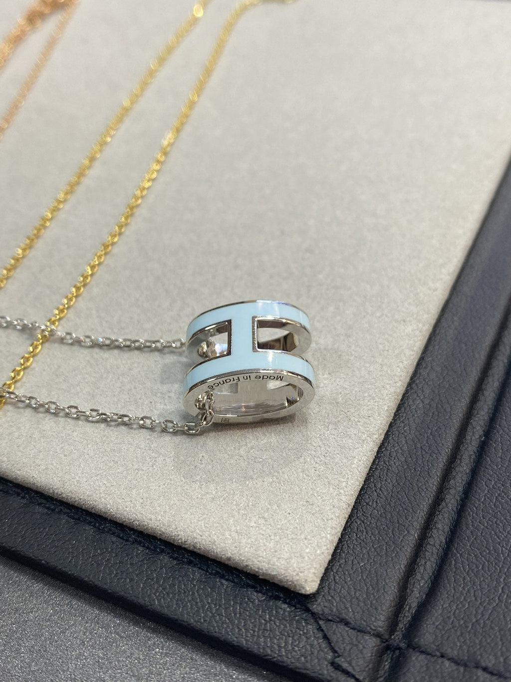 [Elowen jewels ]POP H LIGHT BLUE NECKLACE