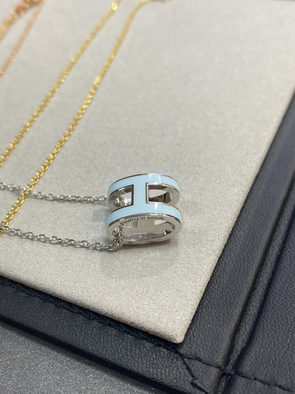 {
  "Elowen jewels": "Elowen jewels",
  "POP H LIGHT BLUE NECKLACE": "POP H ライトブルー ネックレス"
}
