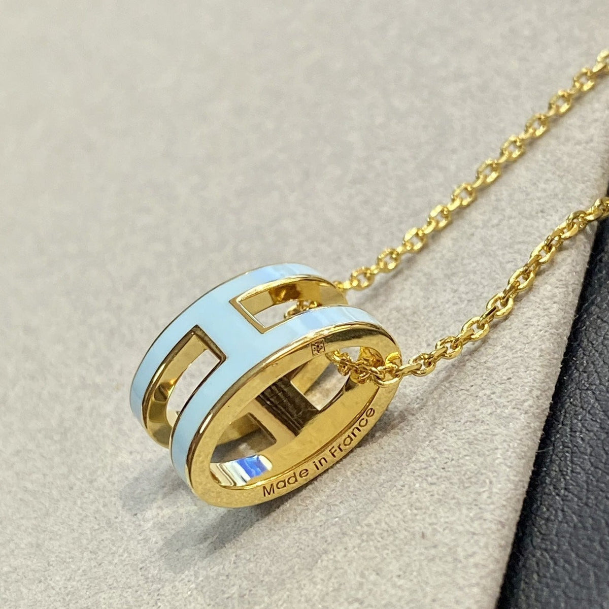 {
  "Elowen jewels": "Elowen jewels",
  "POP H LIGHT BLUE NECKLACE": "POP H ライトブルー ネックレス"
}