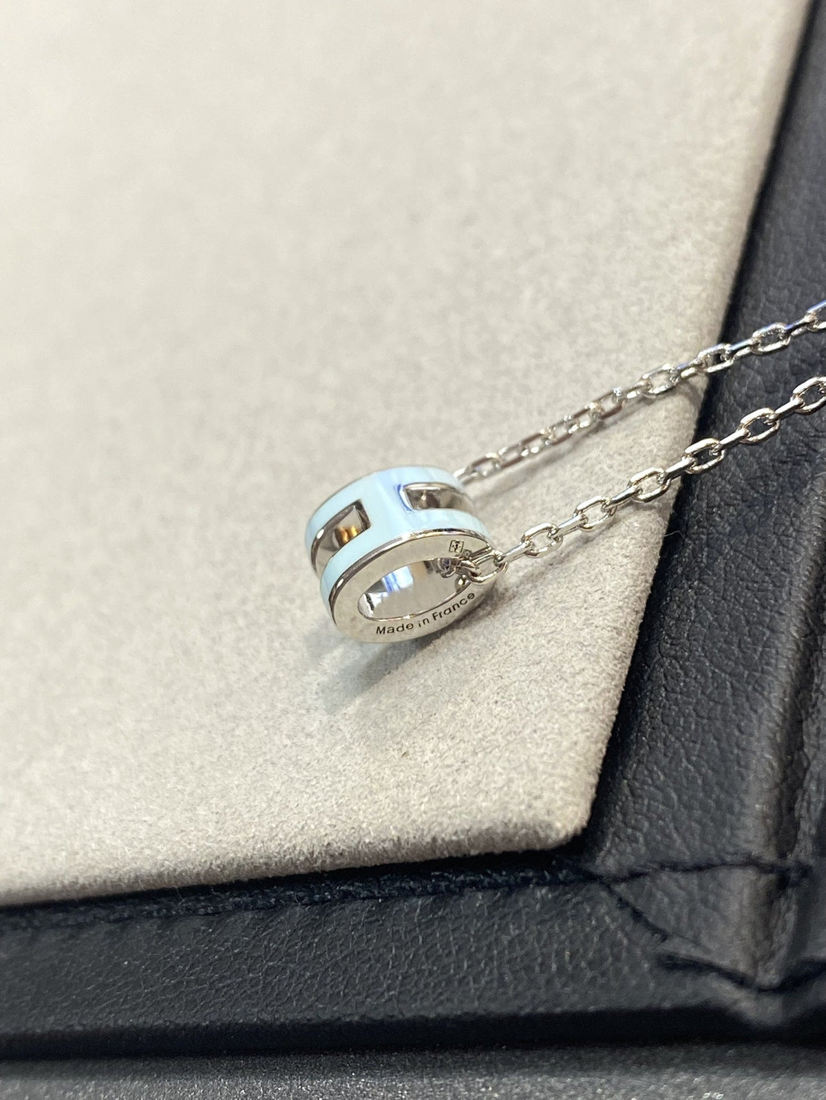 {
  "Elowen jewels": "Elowen jewels",
  "POP H LIGHT BLUE NECKLACE": "POP H ライトブルー ネックレス"
}
