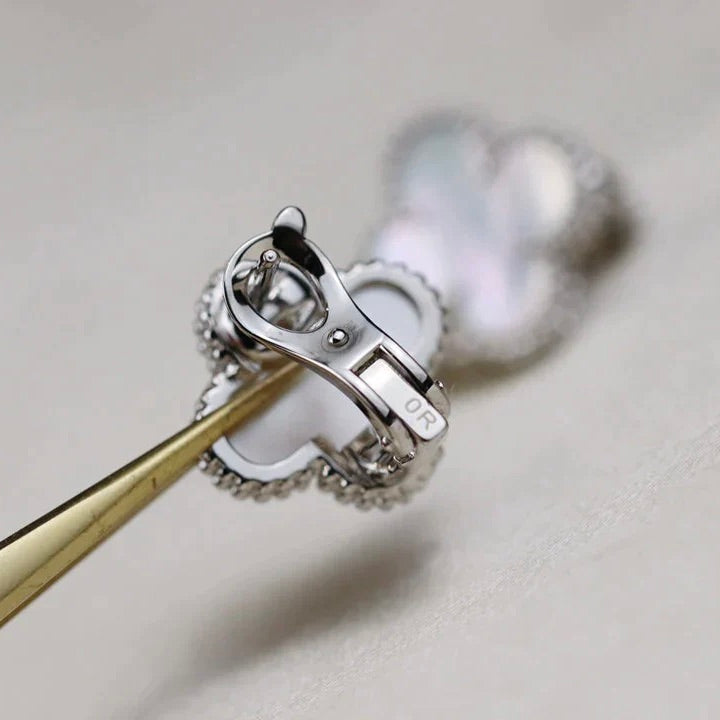 {
  "Elowen jewels ": "Elowen jewels ",
  "CLOVER MEDIUM 1 MOTIFS  WHITE MOP EARRINGS SILVER": "クローバー ミディアム 1モチーフ ホワイトMOPピアス シルバー"
}