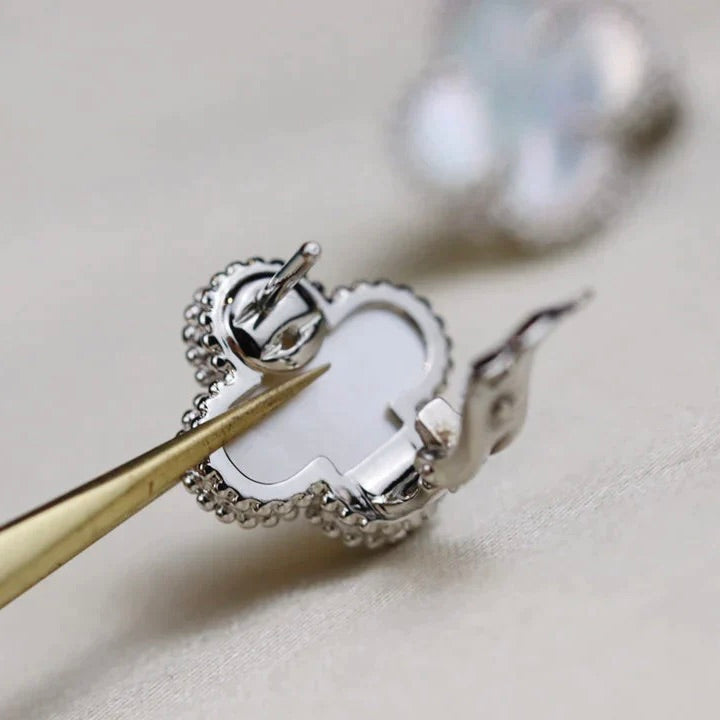 {
  "Elowen jewels ": "Elowen jewels ",
  "CLOVER MEDIUM 1 MOTIFS  WHITE MOP EARRINGS SILVER": "クローバー ミディアム 1モチーフ ホワイトMOPピアス シルバー"
}