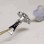 {
  "Elowen jewels ": "Elowen jewels ",
  "CLOVER MEDIUM 1 MOTIFS  WHITE MOP EARRINGS SILVER": "クローバー ミディアム 1モチーフ ホワイトMOPピアス シルバー"
}