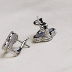 {
  "Elowen jewels ": "Elowen jewels ",
  "CLOVER MEDIUM 1 MOTIFS  WHITE MOP EARRINGS SILVER": "クローバー ミディアム 1モチーフ ホワイトMOPピアス シルバー"
}