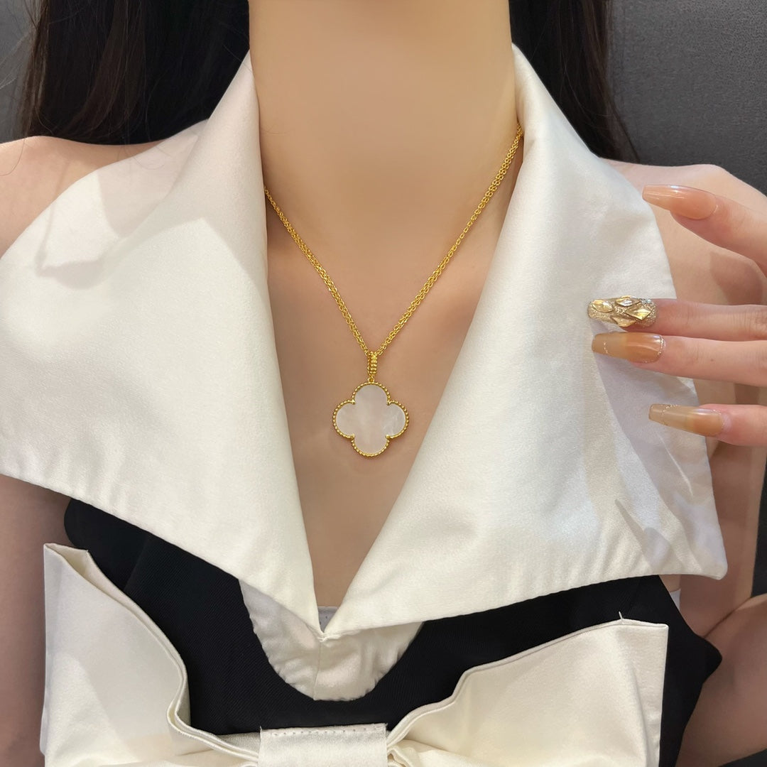 [Elowen jewels ]CLOVER 25MM MOP LARGE PENDANT NECKLACE