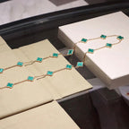 {
  "Elowen jewels ": "Elowen jewels ",
  "CLOVER 20 MOTIFS MALACHITE GOLD": "クローバー 20モチーフ マラカイト ゴールド"
}