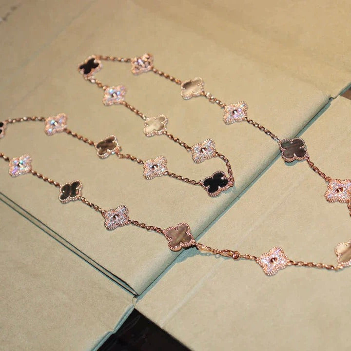 {"Elowen jewels": "エロウェン・ジュエルズ", "CLOVER 20 MOTIFS DARK MOP DIAMOND  NECKLACE": "クローバー 20モチーフ ダークマザーオブパール ダイヤモンド ネックレス"}