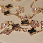 {"Elowen jewels": "エロウェン・ジュエルズ", "CLOVER 20 MOTIFS DARK MOP DIAMOND  NECKLACE": "クローバー 20モチーフ ダークマザーオブパール ダイヤモンド ネックレス"}