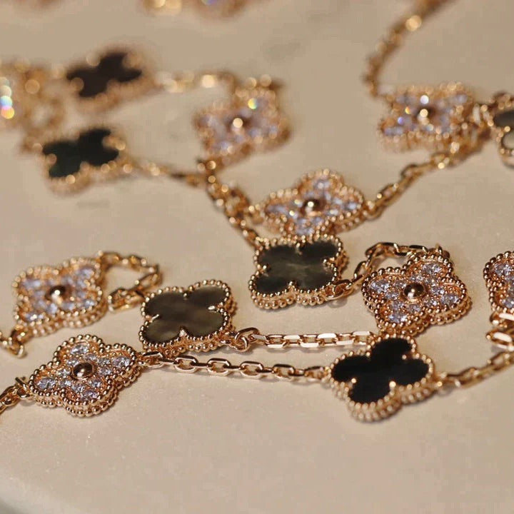 {"Elowen jewels": "エロウェン・ジュエルズ", "CLOVER 20 MOTIFS DARK MOP DIAMOND  NECKLACE": "クローバー 20モチーフ ダークマザーオブパール ダイヤモンド ネックレス"}