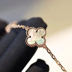 {"Elowen jewels": "エロウェン・ジュエルズ", "CLOVER 20 MOTIFS DARK MOP DIAMOND  NECKLACE": "クローバー 20モチーフ ダークマザーオブパール ダイヤモンド ネックレス"}