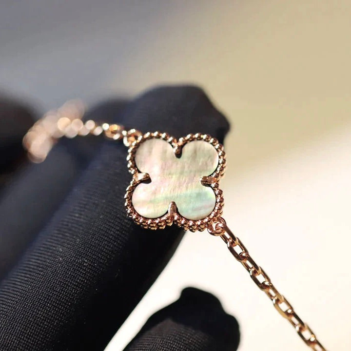 {"Elowen jewels": "エロウェン・ジュエルズ", "CLOVER 20 MOTIFS DARK MOP DIAMOND  NECKLACE": "クローバー 20モチーフ ダークマザーオブパール ダイヤモンド ネックレス"}