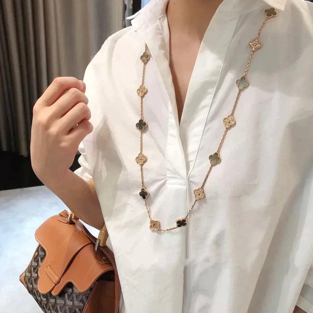 {"Elowen jewels": "エロウェン・ジュエルズ", "CLOVER 20 MOTIFS DARK MOP DIAMOND  NECKLACE": "クローバー 20モチーフ ダークマザーオブパール ダイヤモンド ネックレス"}