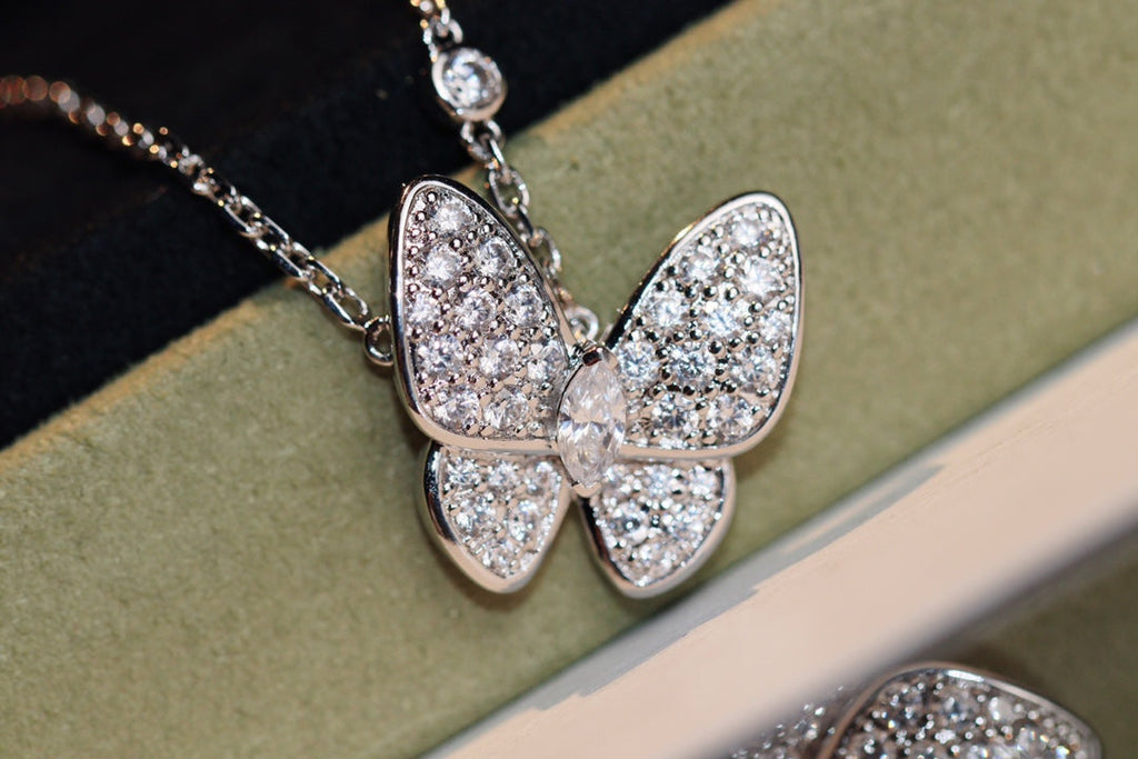 {
  "Elowen jewels ": "Elowen jewels ",
  "BUTTERFLY DIAMOND NECKLACE": "バタフライダイヤモンドネックレス"
}