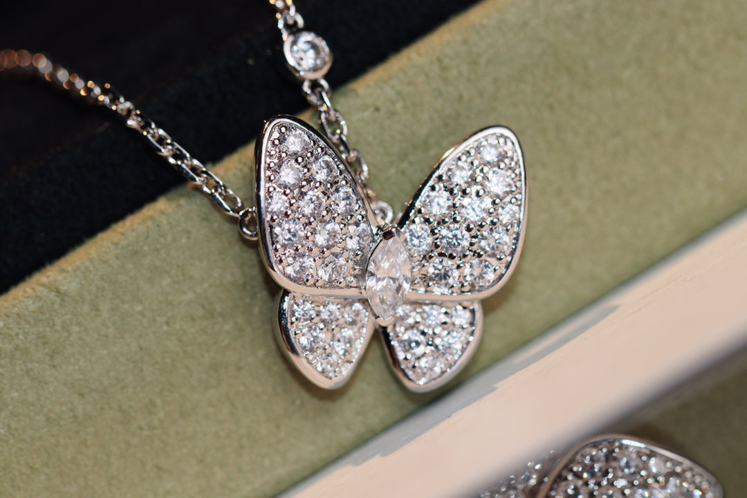 {
  "Elowen jewels ": "Elowen jewels ",
  "BUTTERFLY DIAMOND NECKLACE": "バタフライダイヤモンドネックレス"
}