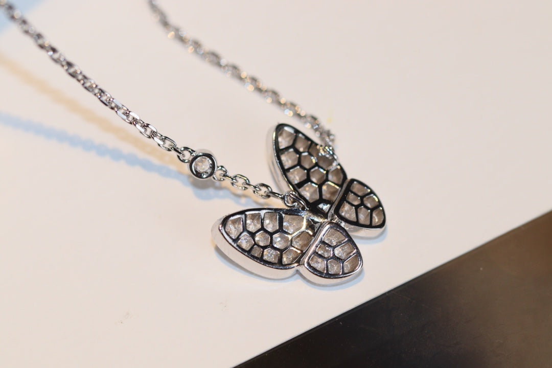 {
  "Elowen jewels ": "Elowen jewels ",
  "BUTTERFLY DIAMOND NECKLACE": "バタフライダイヤモンドネックレス"
}