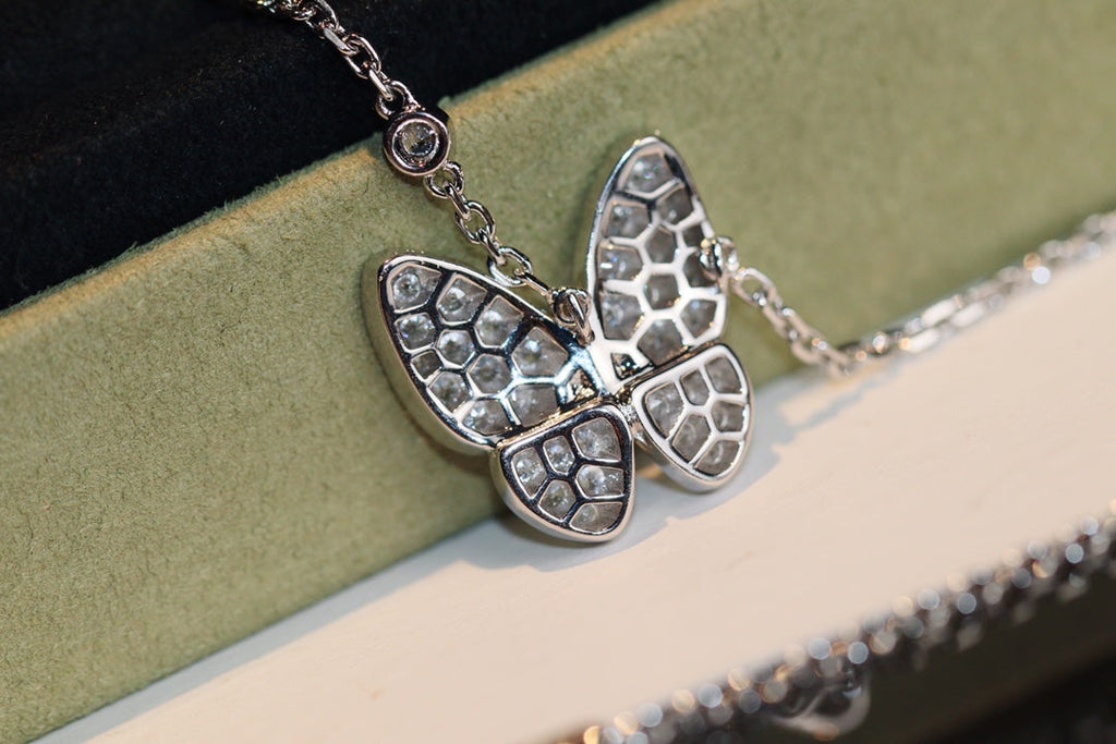 {
  "Elowen jewels ": "Elowen jewels ",
  "BUTTERFLY DIAMOND NECKLACE": "バタフライダイヤモンドネックレス"
}